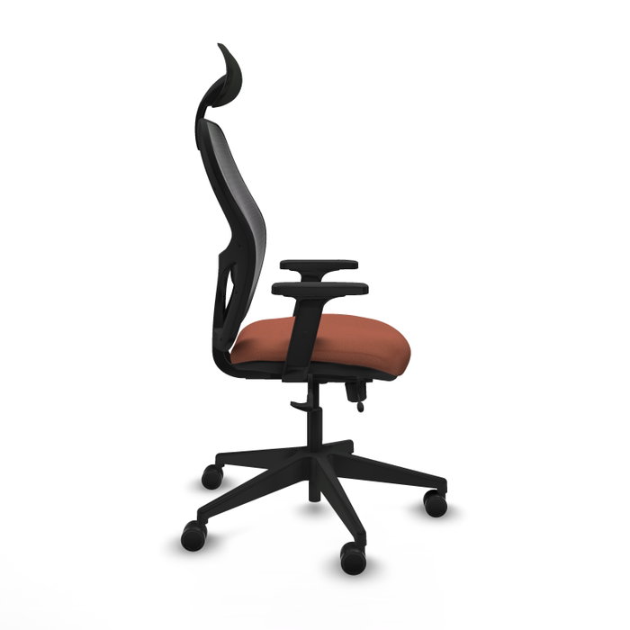 Silla de oficina Alocén con mecanismo Sincro/Traslack tapizada con Tela color Marrón y malla color Negro. Equipada con lumbar 1D, Brazos 2D, Cabecero Fijo y Ruedas 65mm nailon