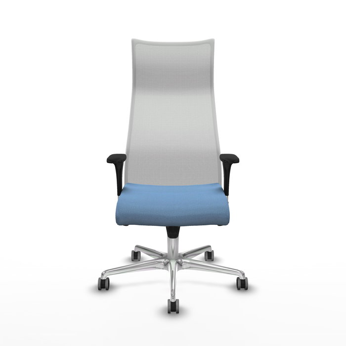 Sillón Albacete con mecanismo Sincro tapizada con Tela color Azul cielo y malla color Blanco. Equipado con Base aluminio, Brazos 1D y Ruedas 65 mm parqué