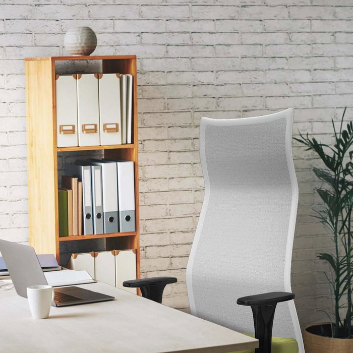 Sillón Albacete con mecanismo Sincro tapizada con Tela color Azul cielo y malla color Blanco. Equipado con Base aluminio, Brazos 1D y Ruedas 65 mm parqué