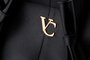 Vince Camuto Foggia Bolsa de Hombro Negra en Cuero de Polivinilo