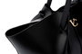 Vince Camuto Foggia Bolsa de Hombro Negra en Cuero de Polivinilo