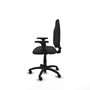 Silla de oficina Algarra con mecanismo Contacto permanente básico tapizada con Tela color Negro. Equipada con Base poliamida negra, Brazos 2D y Ruedas de parqué