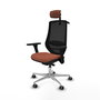 Silla de oficina Mardos con mecanismo Sincro/Traslack tapizada con Tela color Marrón y malla color Negro. Equipada con lumbar 1D, Brazos 3D, Cabecero 2D y Ruedas 65 mm parqué
