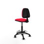 Taburete Isso con mecanismo Contacto permanente básico tapizada con Tela color Rojo. Equipado con Base poliamida negra, Sin brazos y Ruedas de nailon 50 mm