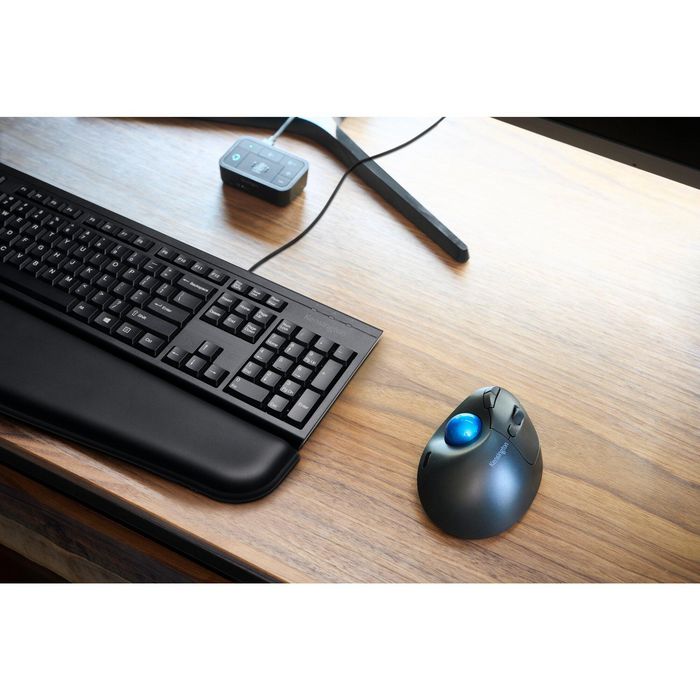 Kensington KB100 EQ - Teclado de membrana Full Size para oficina, diseño ISO, teclas táctiles, resistente a salpicaduras, conexión USB-A, fabricado con 60% plástico reciclado