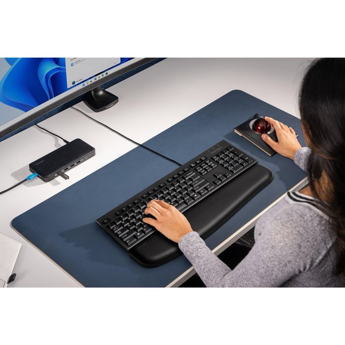 Kensington KB100 EQ Teclado Completo con Cable USB-A, Resistente a Derrames, Diseño Sostenible