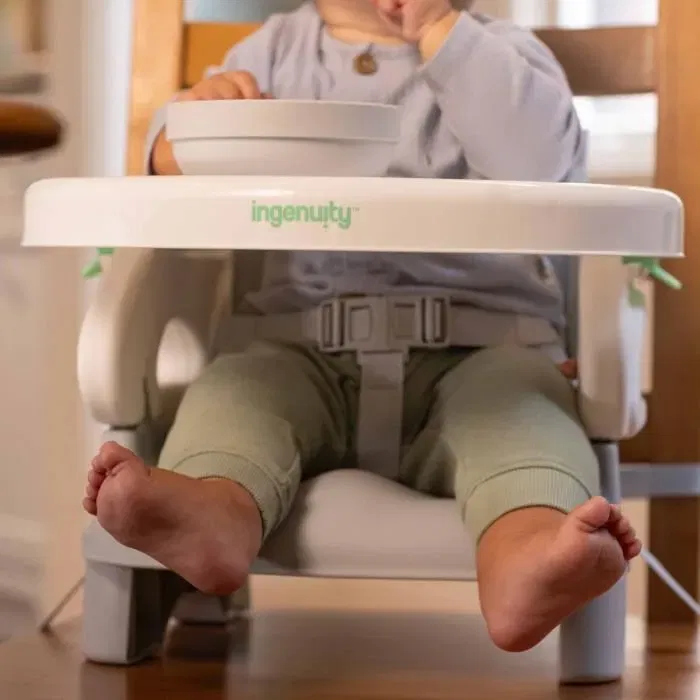 Ingenuity Asiento Elevador Plegable Deluxe con Bandeja - Gris