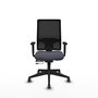 Silla de oficina Horna con mecanismo Sincro/Traslack tapizada con Tela color Gris oscuro y malla color Negro. Equipada con lumbar 1D, Brazos 1D y Ruedas 65 mm parqué