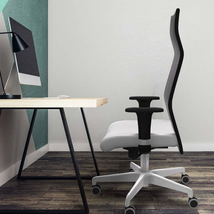 Sillón Albacete con mecanismo Sincro tapizada con Tela color Rosa y malla color Blanco. Equipado con Base poliamida blanca, Brazos 1D y Ruedas 65 mm parqué