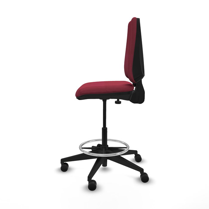 Taburete Elche con mecanismo Contacto permanente básico tapizada con Tela color Granate. Equipado con Base piramidal negra, Sin brazos y Ruedas 65mm nailon