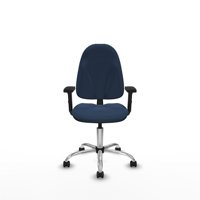 Silla de oficina Algarra con mecanismo Contacto permanente básico tapizada con Similpiel color Azul marino. Equipada con Base cromada, Brazos 2D y Ruedas de parqué