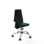 Silla de oficina Elche con mecanismo Asincro tapizada con Tela color Verde botella. Equipada con Base cromada, Sin brazos y Ruedas 65 mm parqué