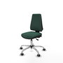 Silla de oficina Elche con mecanismo Asincro tapizada con Tela color Verde botella. Equipada con Base cromada, Sin brazos y Ruedas 65 mm parqué