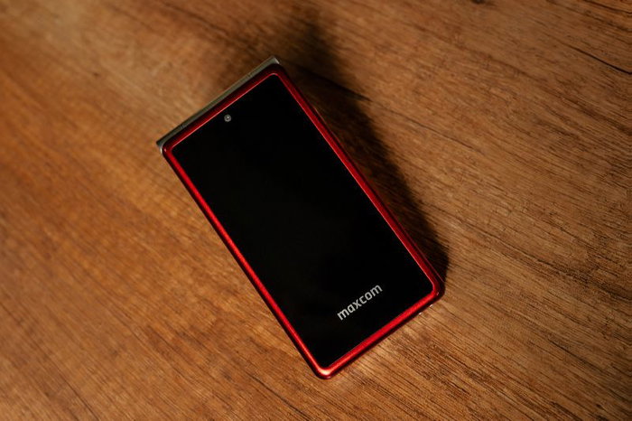 MAXCOM Móvil 4G con Doble Pantalla 3.5 y 2.4 Pulgadas y Botón SOS - Teléfono Celular