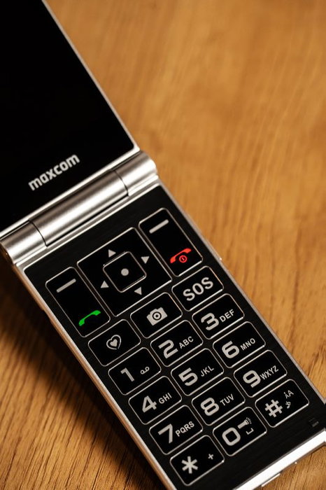 MAXCOM Móvil 4G con Doble Pantalla 3.5 y 2.4 Pulgadas y Botón SOS - Teléfono Celular