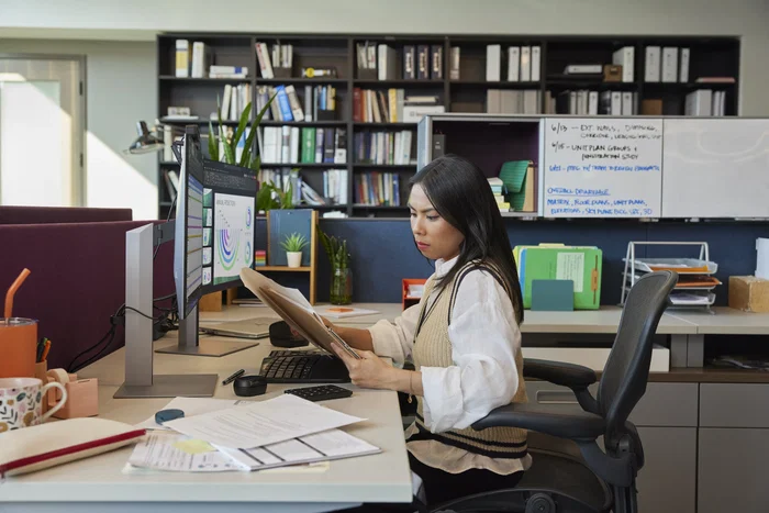 HP Pro Serie 7 Monitor Profesional 24" WUXGA 1920x1200 USB-C 100W con Carga, Pantalla IPS 100Hz, Ajustable en Altura, Pivote, Negro/Plata - Modelo 724pu