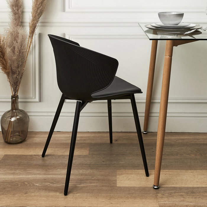 Home Deco Factory Silla Negra Brighton - Acolchada, Respaldo con Relieve, Soporta 110 kg, 49x56x79 cm