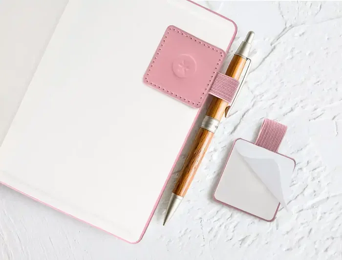 Antartik Portaboligrafos Autoadhesivo Rosa PU 40x40 mm con Banda Elástica