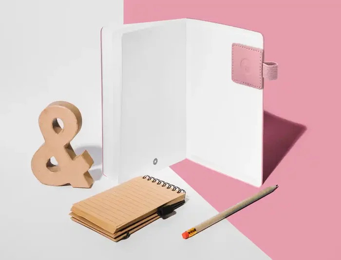 Antartik Portaboligrafos Autoadhesivo Rosa PU 40x40 mm con Banda Elástica