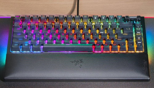 Razer BlackWidow V4 75% con interruptores Razer Orange táctiles, Negro