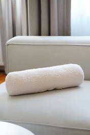 Aberto Design Cojín Teddy Roller, Beige Claro, Ecológico, 75% Poliéster Reciclado, 25% Poliéster, Relleno Silicona, 50x14x14 cm