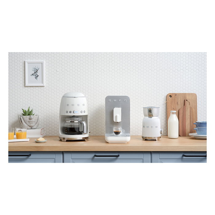 SMEG Máquina Espresso Automática con Molinillo Integrado - BCC11WHMEU - Blanco - 19 Bar, 7 Bebidas, 1350 W