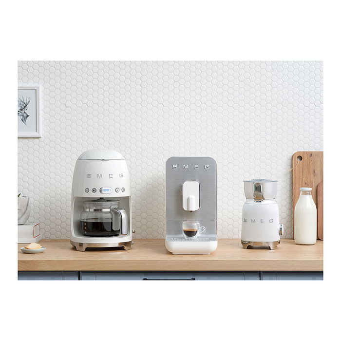 SMEG Máquina Espresso Automática con Molinillo Integrado - BCC11WHMEU - Blanco - 19 Bar, 7 Bebidas, 1350 W