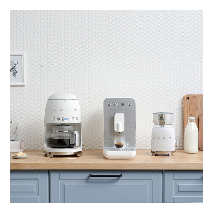 SMEG Máquina Espresso Automática con Molinillo Integrado - BCC11WHMEU - Blanco - 19 Bar, 7 Bebidas, 1350 W