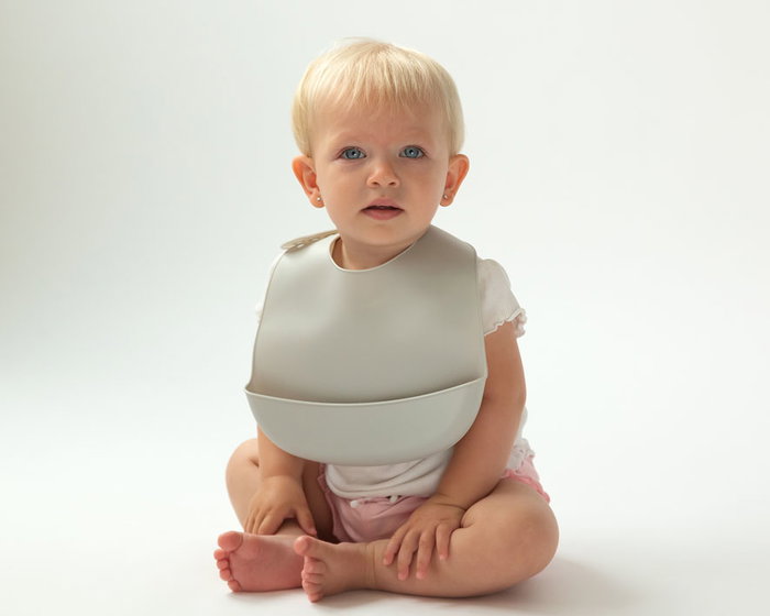 KioKids Babero Blandito de Silicona Gris con Bolsillo Recogemigas +4 Meses