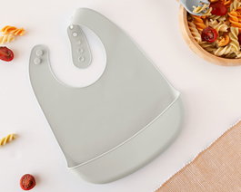 KioKids Babero Blandito de Silicona Gris con Bolsillo Recogemigas +4 Meses