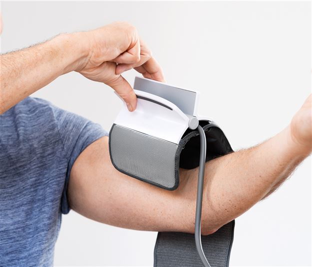 Beurer BM-51 Tensiómetro de Brazo EasyClip con Detector de Arritmias y Pantalla XL Iluminada