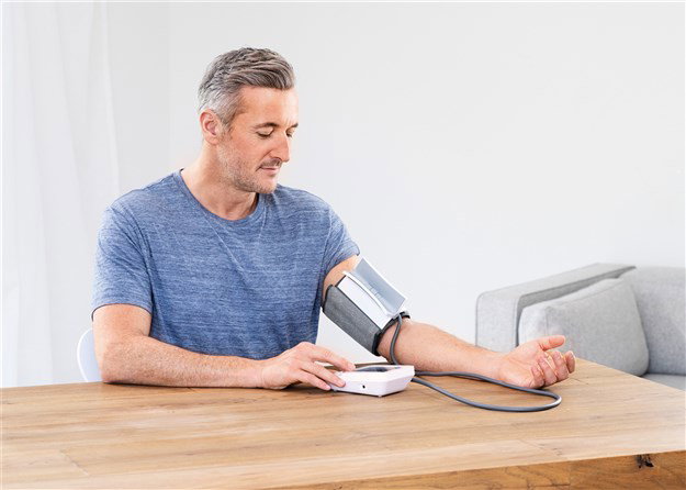 Beurer BM-51 Tensiómetro de Brazo EasyClip con Detector de Arritmias y Pantalla XL Iluminada