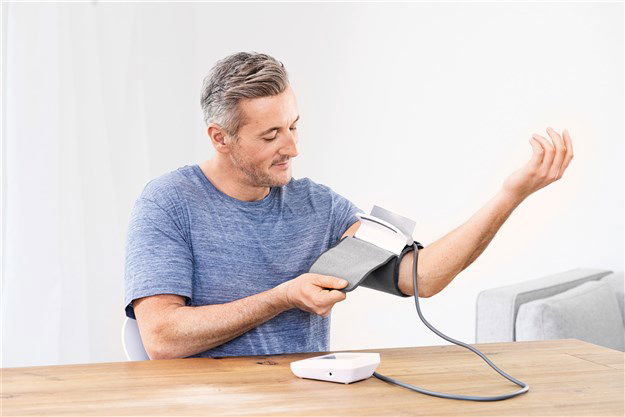 Beurer BM-51 Tensiómetro de Brazo EasyClip con Detector de Arritmias y Pantalla XL Iluminada