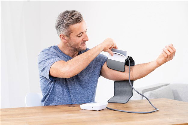 Beurer BM-51 Tensiómetro de Brazo EasyClip con Detector de Arritmias y Pantalla XL Iluminada