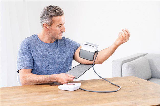 Beurer BM-51 Tensiómetro de Brazo EasyClip con Detector de Arritmias y Pantalla XL Iluminada