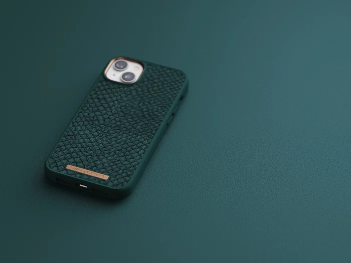 Njord Funda MagSafe para iPhone 14 Plus Compatible con Carga Inalámbrica, Hecha de Piel de Salmón Verde, Certificación Militar MIL-STD-810H, Protección Contra Caídas de 2 Metros