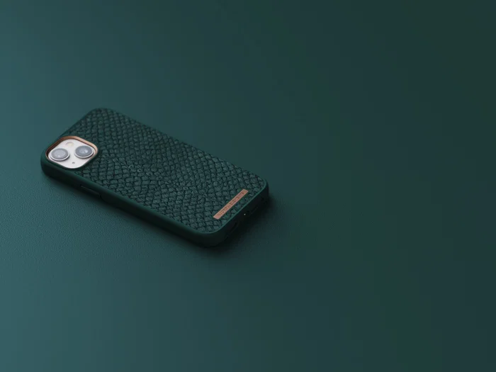 Njord Funda MagSafe para iPhone 14 Plus Compatible con Carga Inalámbrica, Hecha de Piel de Salmón Verde, Certificación Militar MIL-STD-810H, Protección Contra Caídas de 2 Metros