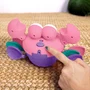 Bright Starts BRI17635013 Cangrejo Musical para Bebés 6 Meses+, Juguete de Desarrollo Motor con Sensores de Obstáculos, Rosa