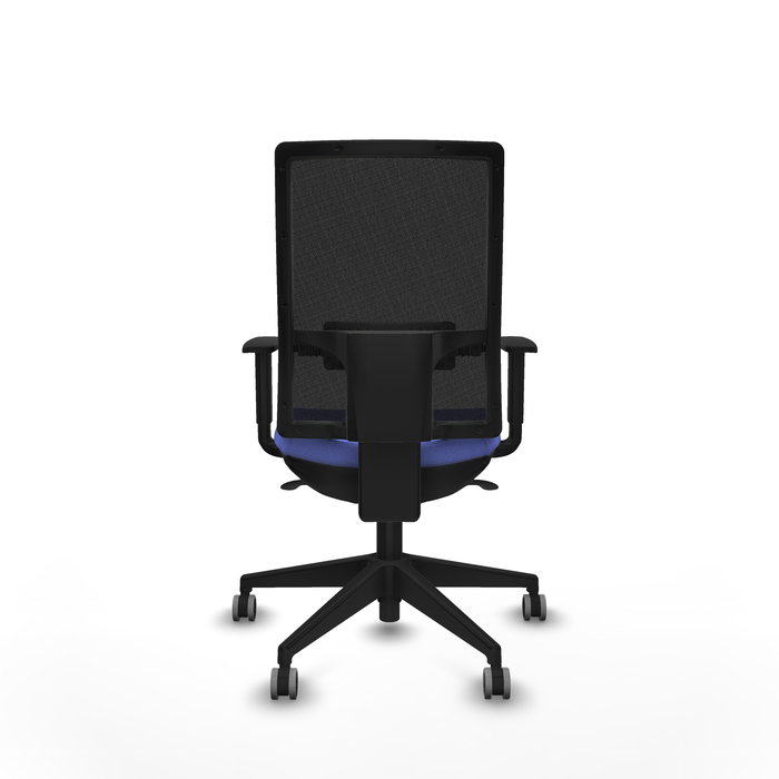 Silla de oficina Horna con mecanismo Sincro tapizada con Tela color Azul claro y malla color Negro. Equipada con lumbar 1D, Brazos 1D y Ruedas 65 mm parqué