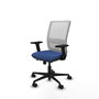 Silla de oficina Haches con mecanismo Sincro/Traslack tapizada con Tela color Azul marino y malla color Blanco. Equipada con lumbar 1D, Brazos 2D y Ruedas 65mm nailon