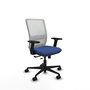 Silla de oficina Haches con mecanismo Sincro/Traslack tapizada con Tela color Azul marino y malla color Blanco. Equipada con lumbar 1D, Brazos 2D y Ruedas 65mm nailon