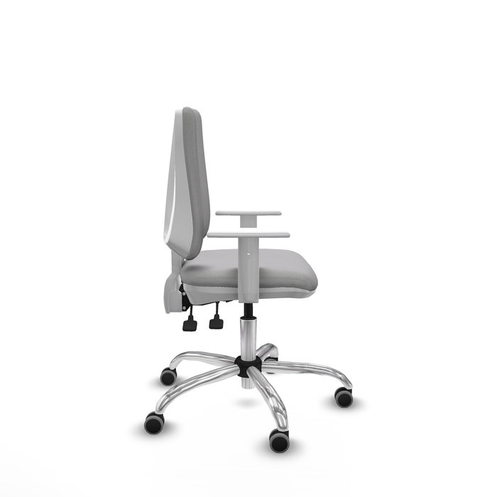 Silla de oficina Elche con mecanismo Asincro tapizada con Tela color Gris claro. Equipada con Base cromada, Reposabrazos blancos y Ruedas 65 mm parqué