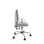 Silla de oficina Elche con mecanismo Asincro tapizada con Tela color Gris claro. Equipada con Base cromada, Reposabrazos blancos y Ruedas 65 mm parqué