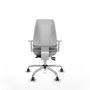 Silla de oficina Elche con mecanismo Asincro tapizada con Tela color Gris claro. Equipada con Base cromada, Reposabrazos blancos y Ruedas 65 mm parqué