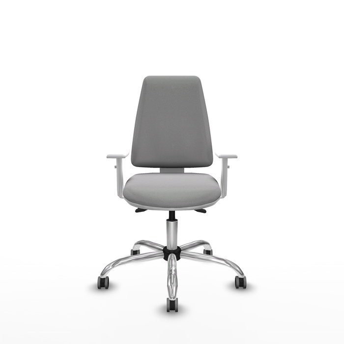 Silla de oficina Elche con mecanismo Asincro tapizada con Tela color Gris claro. Equipada con Base cromada, Reposabrazos blancos y Ruedas 65 mm parqué