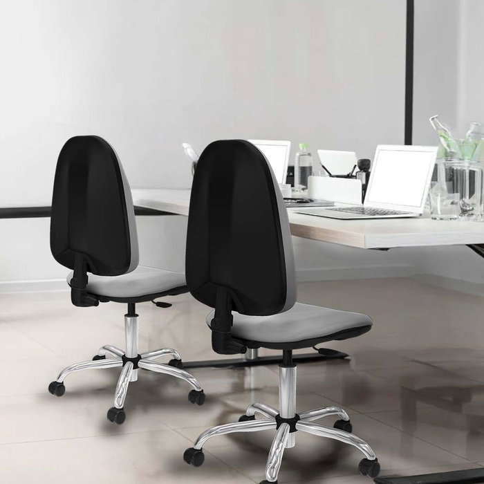 Silla de oficina Algarra con mecanismo Contacto permanente básico tapizada con Similpiel color Morado. Equipada con Base cromada, Sin brazos y Ruedas autofrenantes