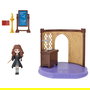 SPIN MASTER Wizarding World Harry Potter - Hogwarts Zauberkunst Klassenzimmer Spielset (mit exklusiver Hermine Granger Sammelfigur)