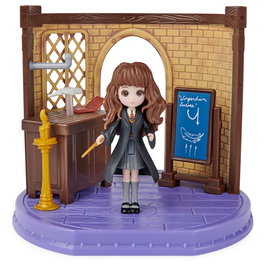 SPIN MASTER Wizarding World Harry Potter - Hogwarts Zauberkunst Klassenzimmer Spielset (mit exklusiver Hermine Granger Sammelfigur)