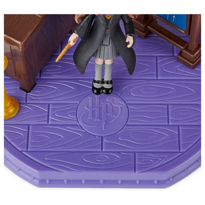 SPIN MASTER Wizarding World Harry Potter - Hogwarts Zauberkunst Klassenzimmer Spielset (mit exklusiver Hermine Granger Sammelfigur) SPIN MASTER Wizarding World Harry Potter - Hogwarts Zauberkunst Klassenzimmer Spielset (mit exklusiver Hermine Granger Sammelfigur)