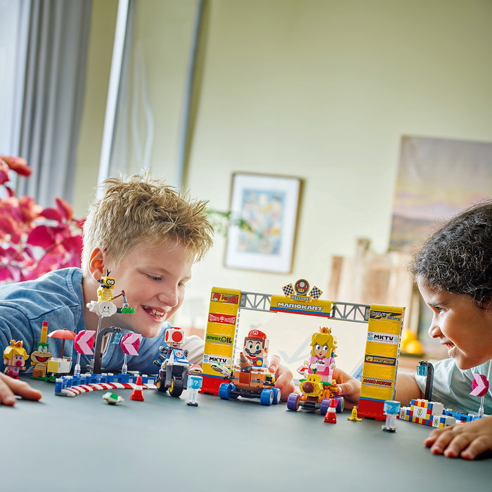 LEGO Super Mario 72036 Mario Kart: Bebé Peach y Grand Prix - Set de Construcción de Circuito con Floruquad, Autonave y Figuras
